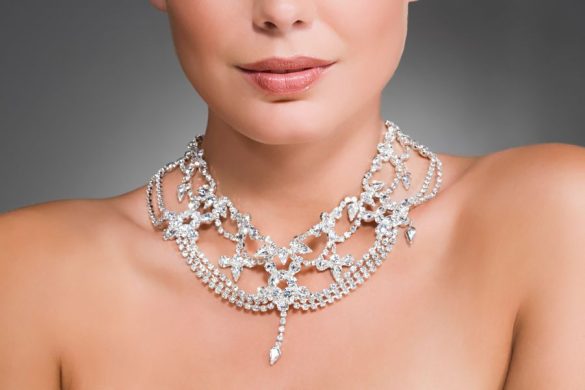 Femme portant un collier de diamants ornementé multi-rangs, exemple luxueux de colliers pour femmes haute joaillerie