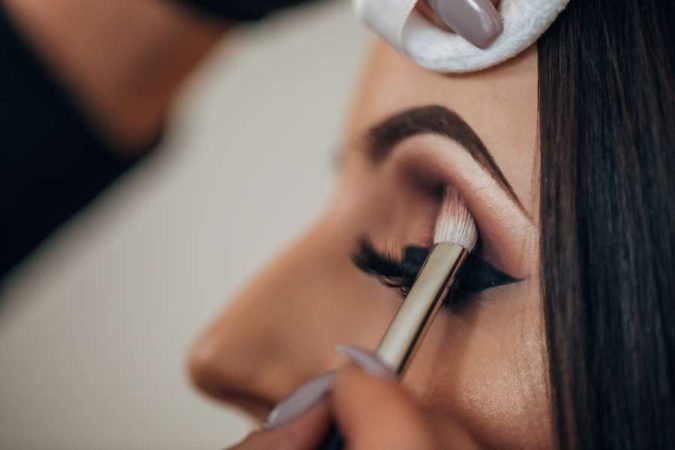 Application précise d’un maquillage naturel sur les yeux avec un pinceau